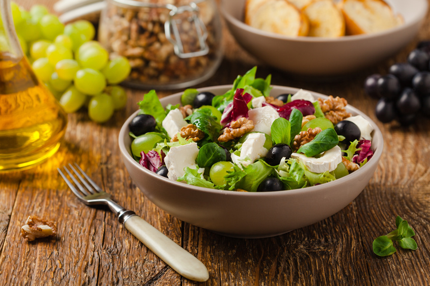 Salat mit Walnüssen, blauen Trauben &amp; gebackenem Honig-Ziegenkäse