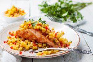 Lachs mit Mango-Salsa und Quinoa