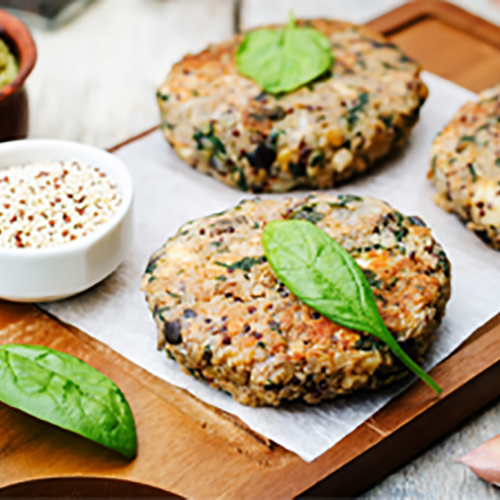 meal-prep-quinoa-spinat-bratlinge-mit-feta-und-salat-309