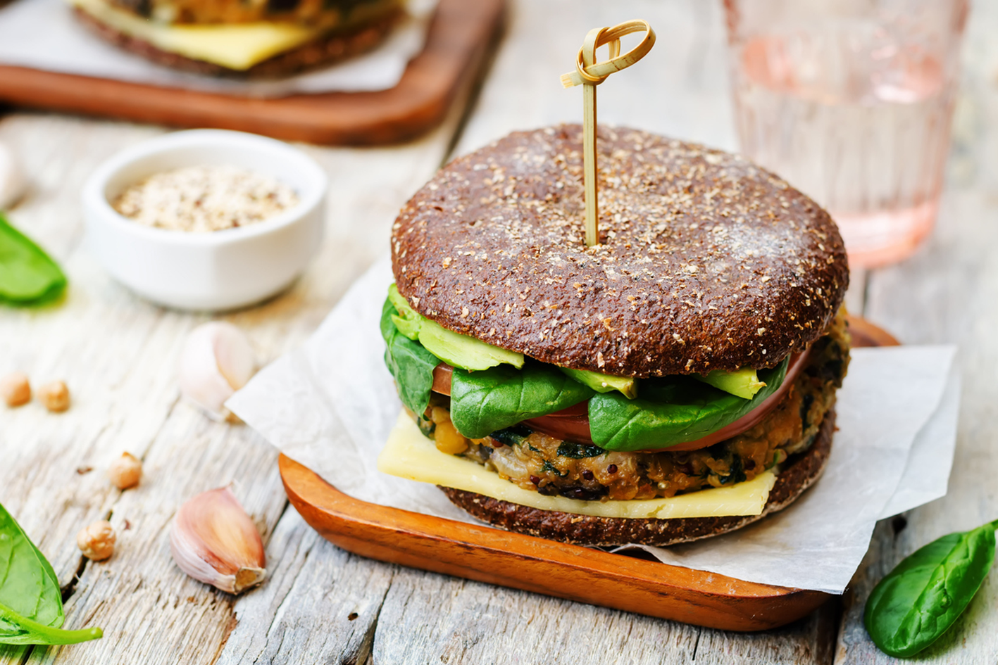 VeggieBurger mit Spinat, Quinoa & JoghurtCurrySauce