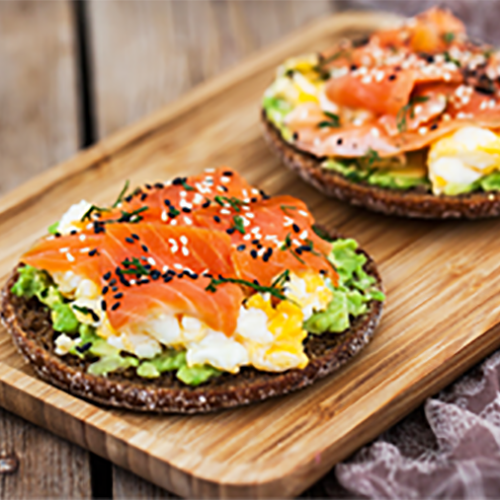 roggen-toastbroetchen-mit-lachs-ei-und-avocado-311