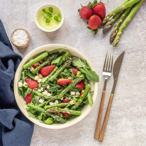 Grüner Spargelsalat verfeinert mit Erdbeeren und Orangen-Weißwein ...