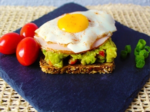 Avocado-Brot mit Ei und Putenbrust