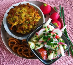 Bayrischer Radieschen-Kohlrabi-Salat mit Sauerkraut-Pflanzerl