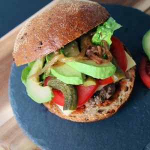 Avocado-Burger im Dinkelvollkornbrötchen