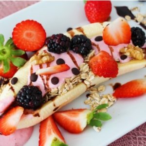 Banana-Split mit Erdbeerquark