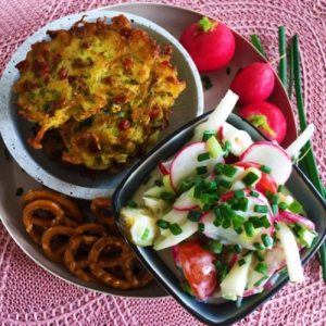Bayrischer Radieschen-Kohlrabi-Salat mit Sauerkraut-Pflanzerl
